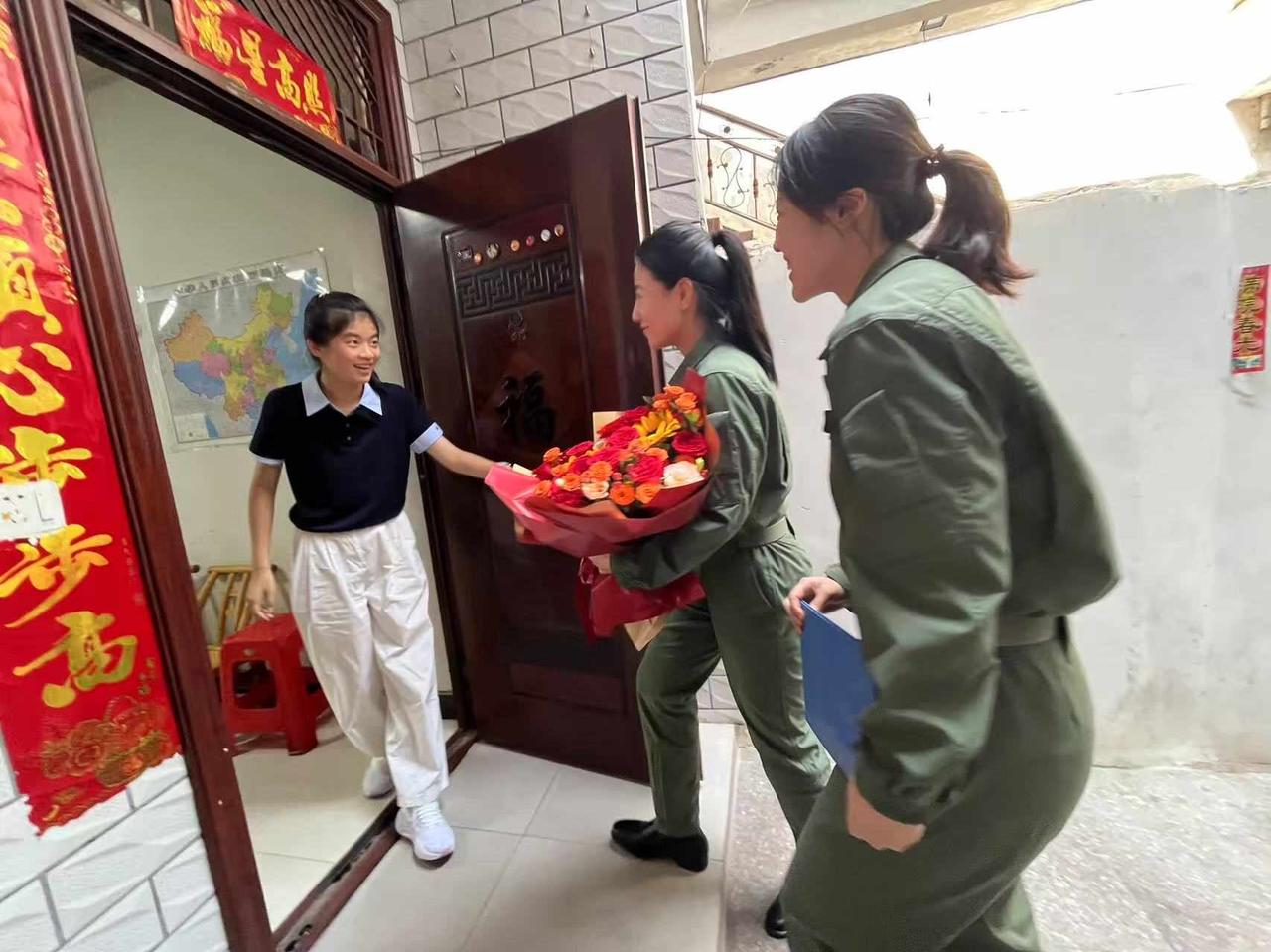 家里人嘴里念叨着“这下真的光宗耀祖了”，18岁的梁诗祎听见院门外传来敲门声，满心