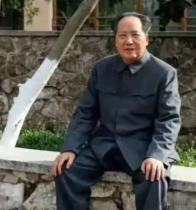 毛主席有个习惯：无论冬夏，睡觉必须开窗，哪怕是北京最冷的寒冬夜里，也绝不破例。卫