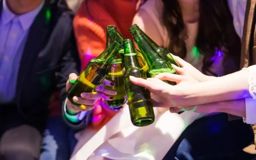 云南，一18岁女孩与母亲在同一家饭店打工，一天下班后，女孩不听母亲劝告，与老板和