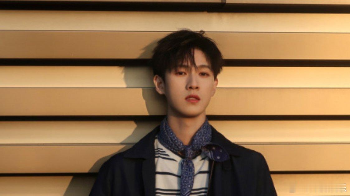 偶遇李昀锐合照路人偶遇李昀锐真人超温柔，主动配合拍照，颜值状态在线，笑容治愈，