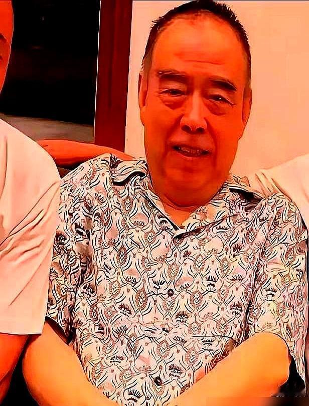 陈凯歌三亚那场饭局，白墙灰地。74岁的人了，穿着十四万的衬衫，亲自给你端饺子，