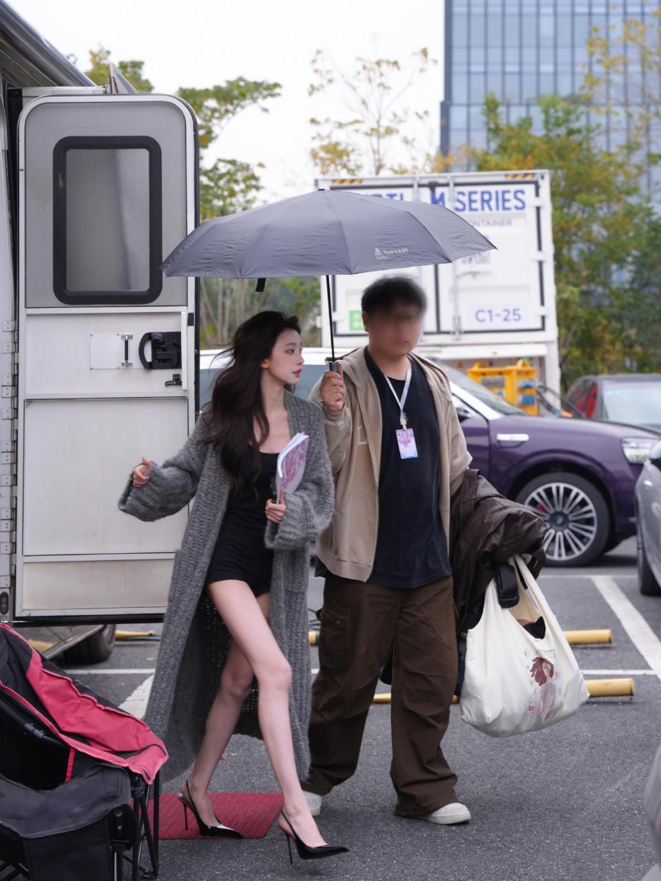 易梦玲今日上班美照，脚踩高跟，这腿真美呀，怪不得胡彦斌喜欢！