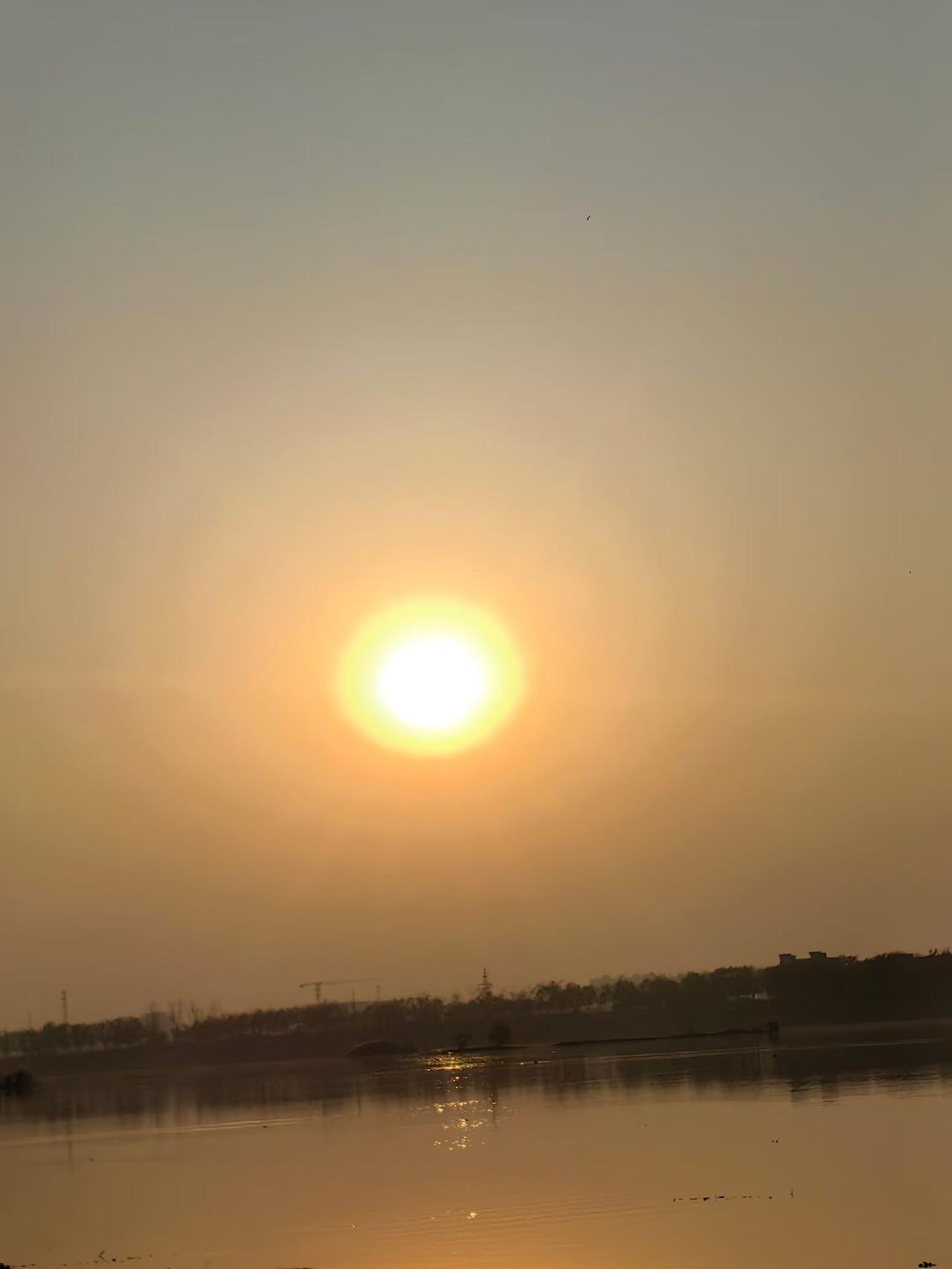 发现周围一天吃两顿饭的人越来越多，晚上很多人都不吃饭我单位几个老同事，2顿饭已