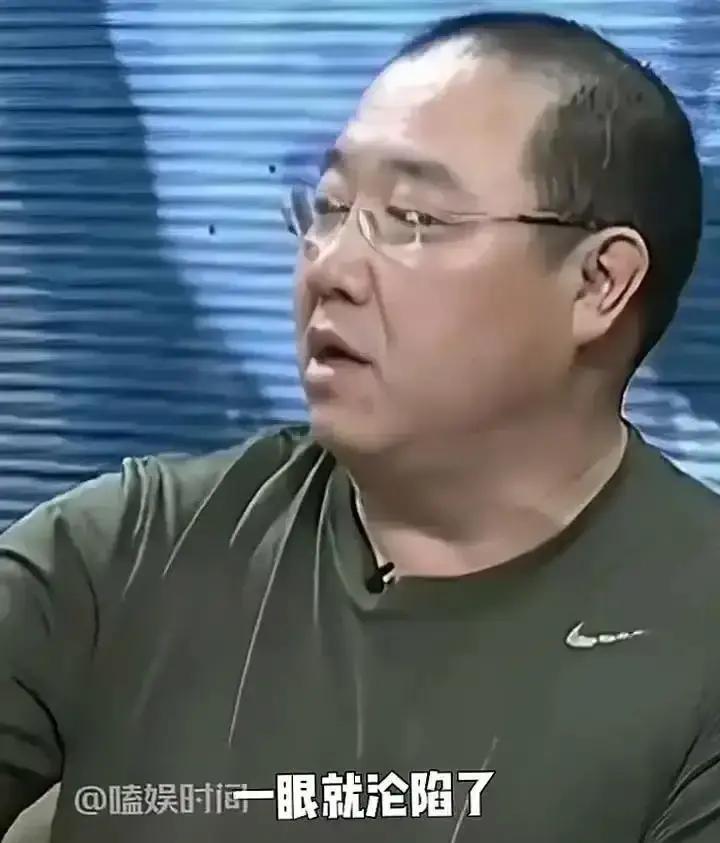 英达拒认26年的儿子，靠卖湿巾一晚赚750万。巴图把婴儿湿巾递到镜头前，顺