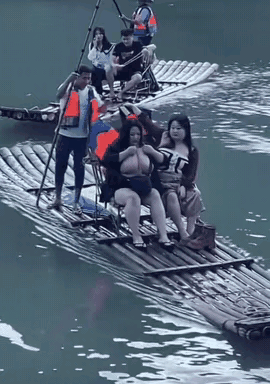 不得不说这竹筏质量是真的好，感觉如果要是竹筏翻了，她俩掉进水里都不会下沉，肯定能