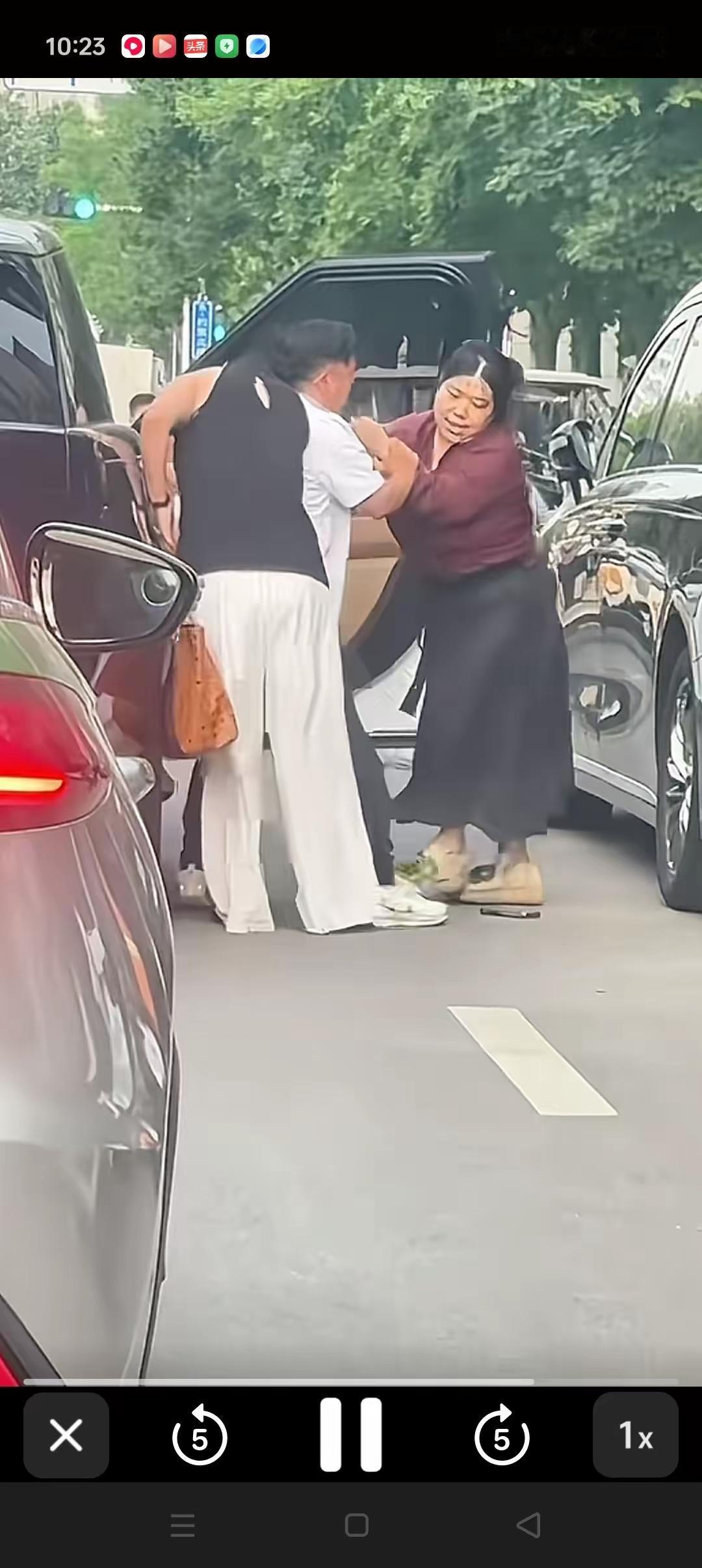 街头原配怒撕小三这一幕，看得人心里五味杂陈。一辆路虎副驾坐着第三者，两人正准备