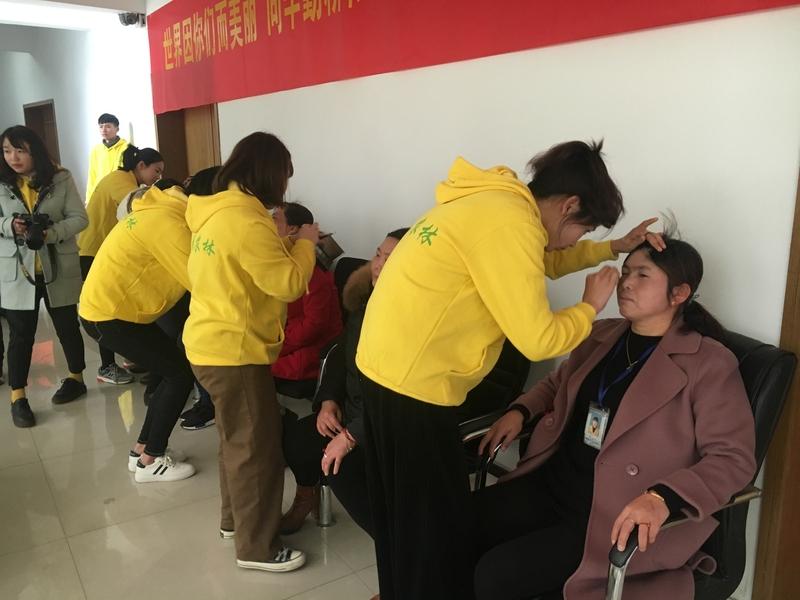 女人老了，当然需要化妆打扮！别觉得年纪大了就该素面朝天，化妆打扮可太重要了。从