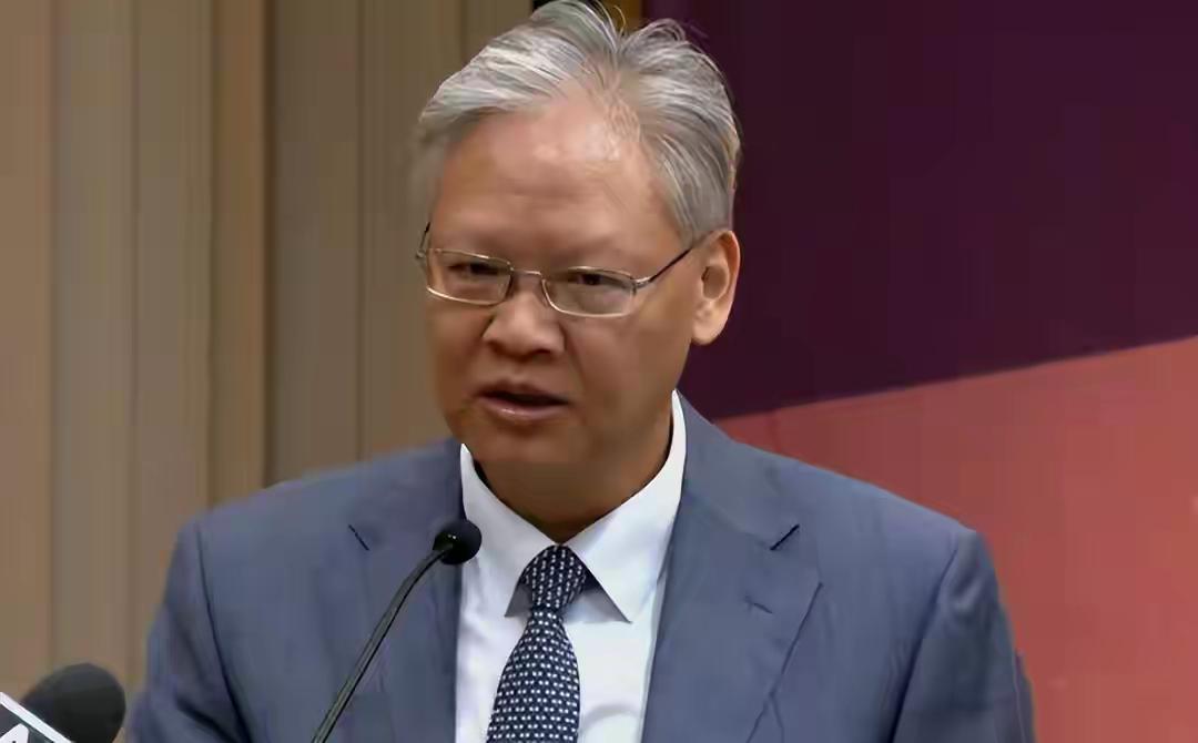 这两天网上吵翻了，全是在议论驻印大使徐飞洪的事。有人拿着他之前长达几个月的“任免
