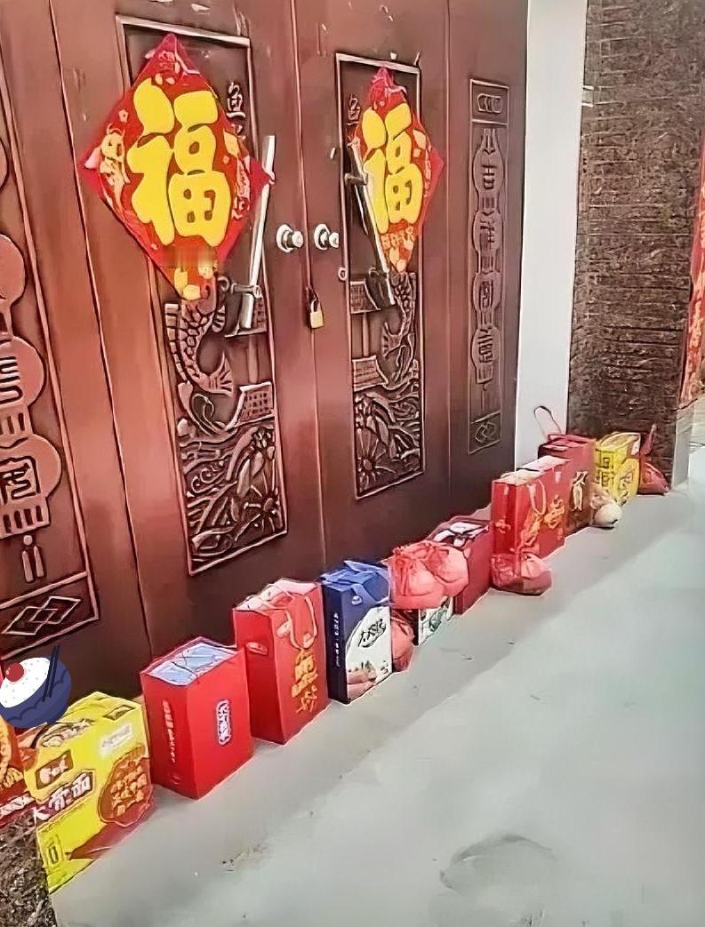 河南，大年初二舅舅舅妈为了躲避外甥和外甥女们来拜年串门，干脆紧闭大门，一家人外