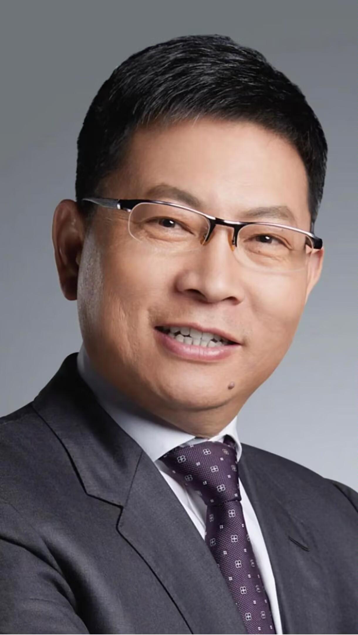 余承东终于坐正了。孟晚舟卸任终端董事长，把帅印交到了这个当年为了制裁夜不能寐的