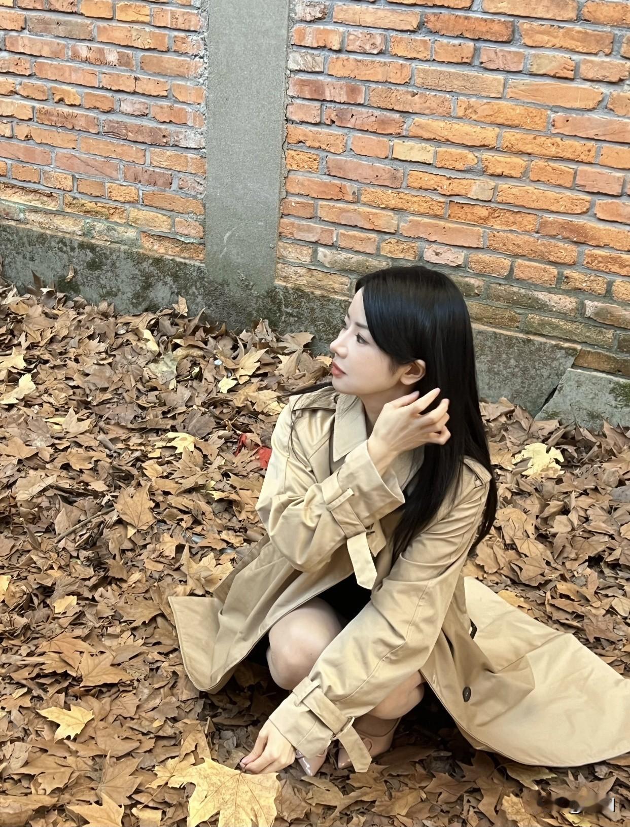 喜欢简约的穿搭，有推荐的吗秋日漫步，落叶中静坐，感受大自然的温柔拥抱。