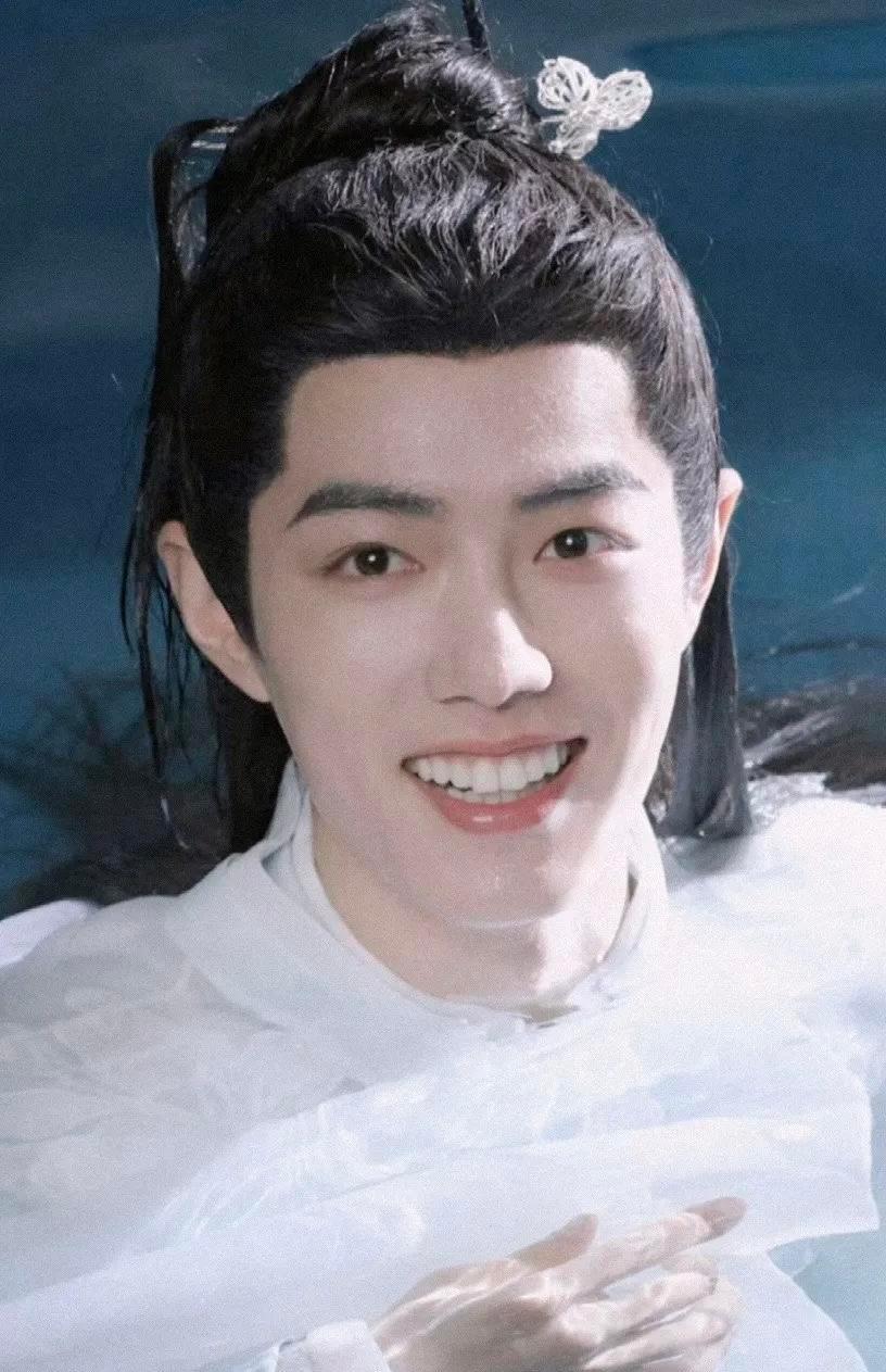 古装剧服装开始自己演戏了。横店最新暗号是“让衣服流血”。《玉骨遥》里，时影每