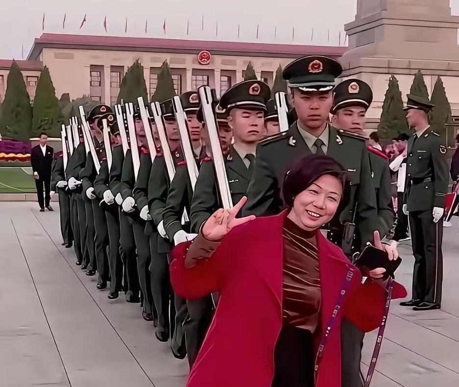 这要是在外国，人早就踢飞出去了，不会像解放军这么爱戴人民。最佳惩罚方式：取