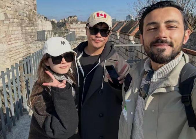陈思诚和小21岁女友同游土耳其，当地向导直接把三人同框合照晒到社交平台。这个