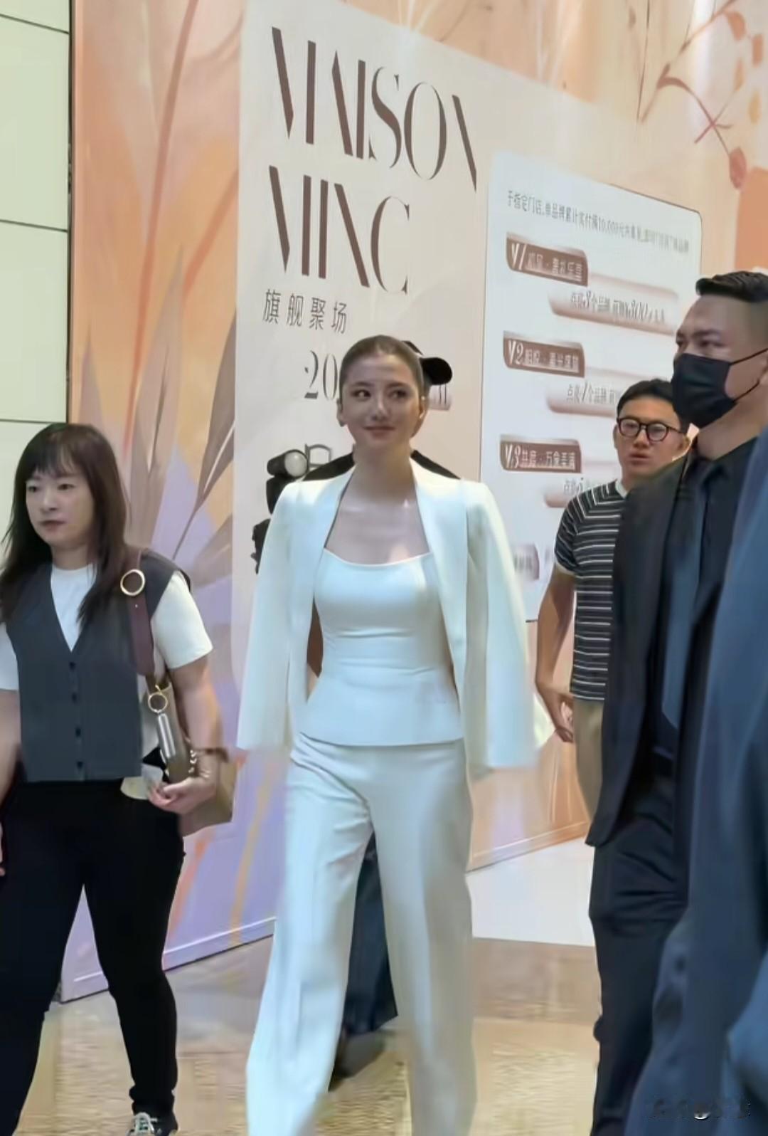 美出新高度： 港星吴千语深圳万象城上班路透，白西装造型优雅又干练，这状态谁看了不