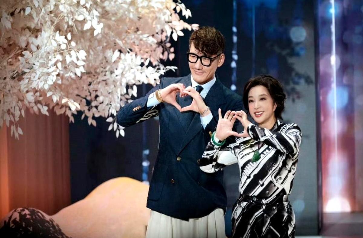 75岁的刘晓庆，比25岁还能打。2025年12月18日搜狐时尚盛典，她和54