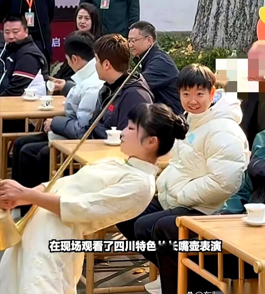 逮住了！孙颖莎这眼神，简直要长在人家身上了！别光顾着调侃她爱看漂亮姐姐，你们仔