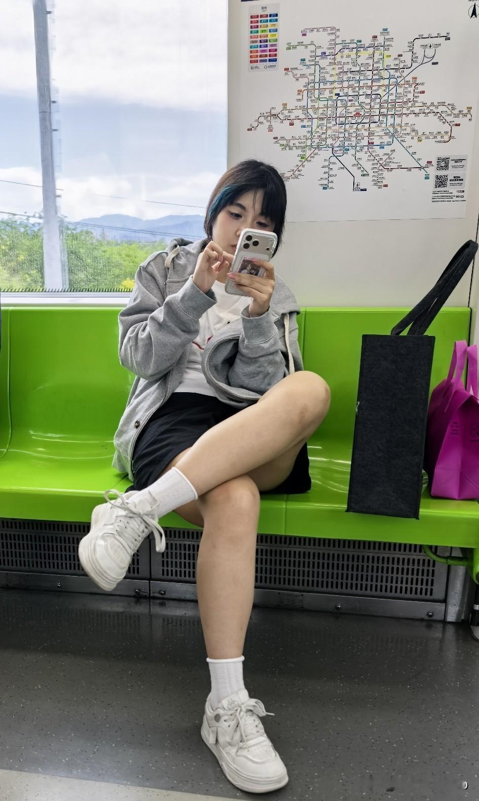 女孩儿这样穿着让对面的人很尴尬。如果穿着长裙或长裤，就更漂亮了。