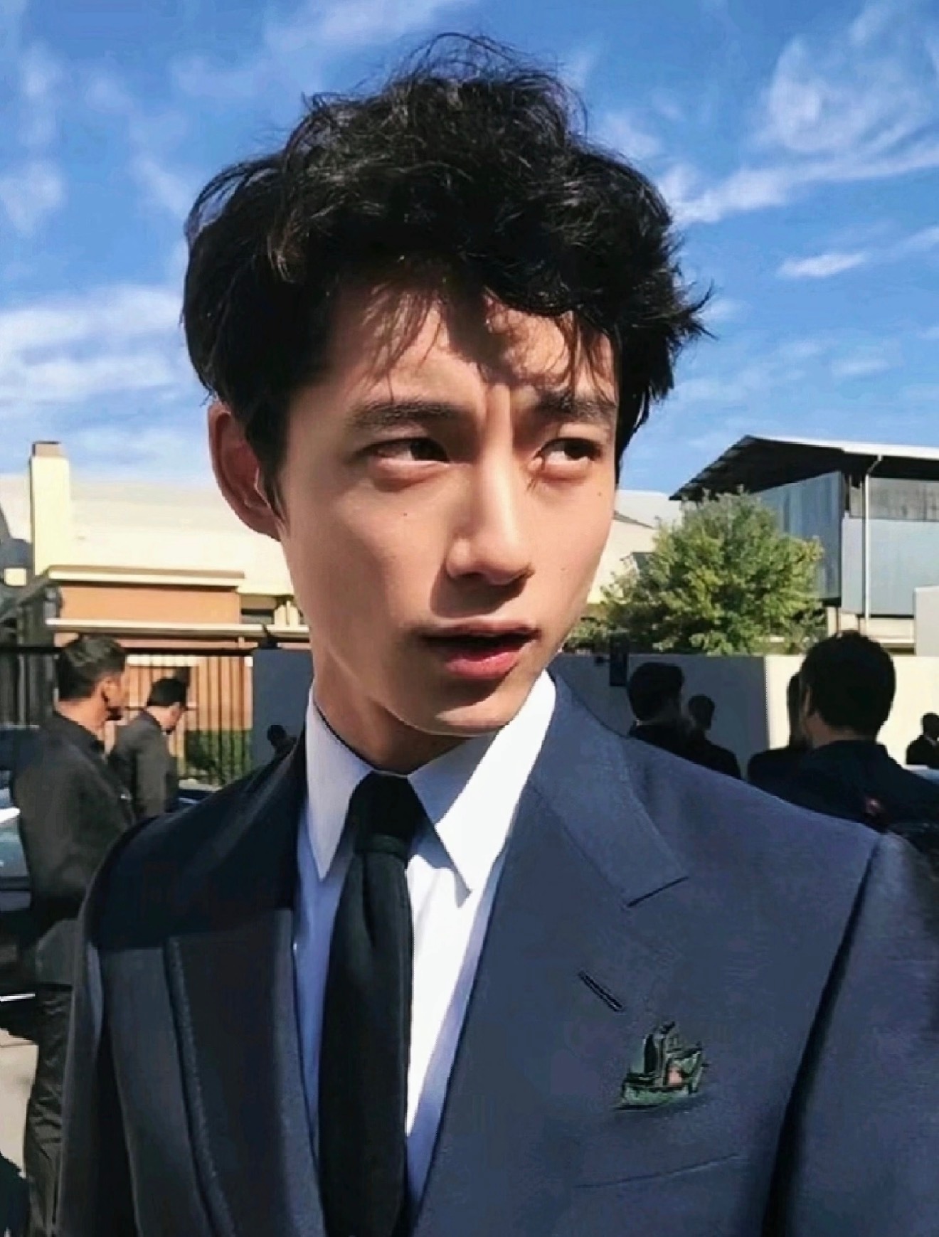 网友偶遇坂口健太郎……这是谁怎么感觉一点以前的样貌都看不出来了