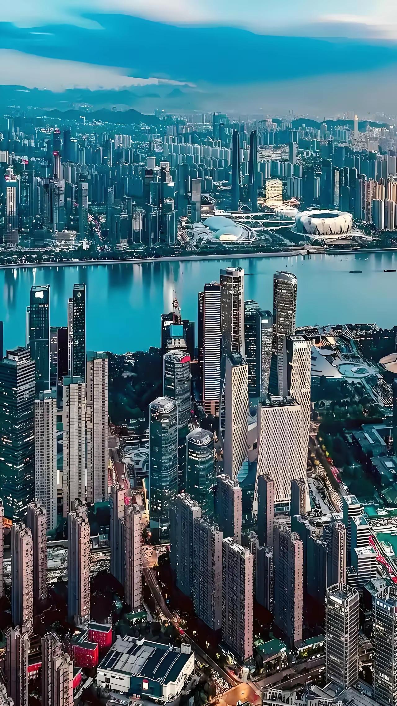 李嘉诚堪称商界奇才，眼光独到、进退有度，无论在内地还是海外，总能精准把握商机与退