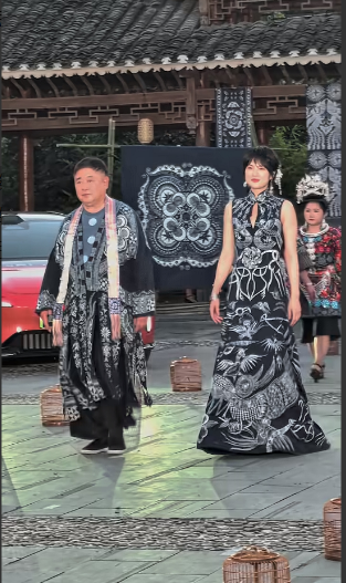 华为二公主姚安娜在贵州丹寨参加活动，现场给苗族蜡染服饰当模特，还别说，蜡染服饰深