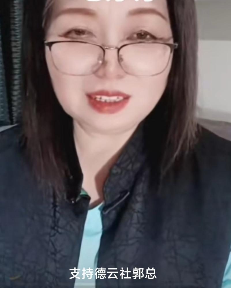 直播里一声“郭总”，叫塌了半个相声江湖的人设。咔咔姐的枪口调转得如此干脆，不是