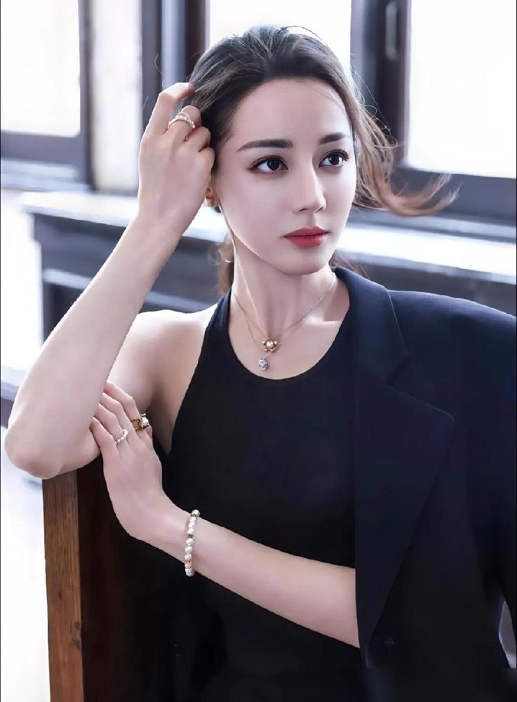 全网都在夸迪丽热巴是好姐姐？你没看错，这出戏码，是资本对你情绪的精准收割。收