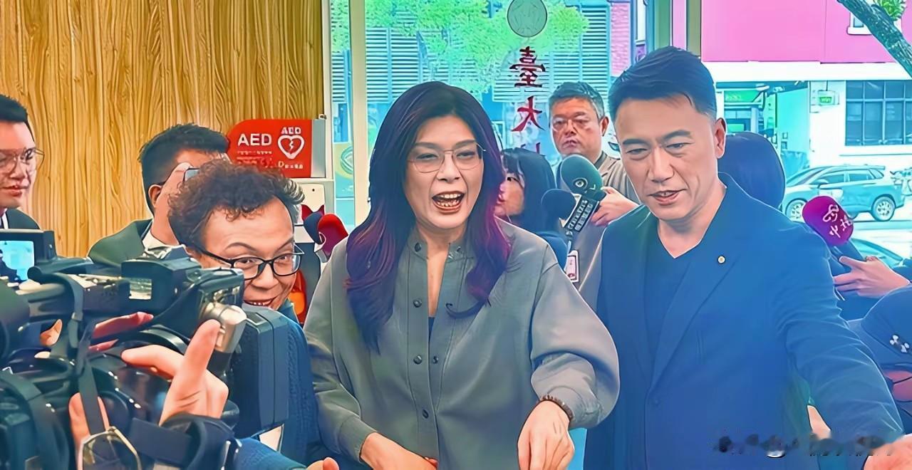 李四川情商低是他最大的弱点，没有主见，易受人摆布，这是他搞政治最大的障碍！郑丽