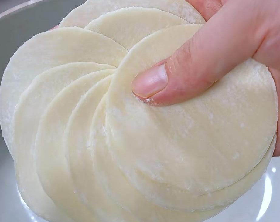 花三块钱买一斤半饺子皮，愣是吃出扛饿一整天的饱腹感，我这抠门又解馋的野路子，算不