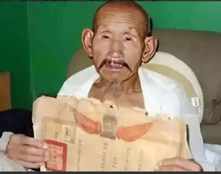 1994年，河南一73岁老农因欠债不还被列为老赖，法院人员上门时，他害怕的躲了起