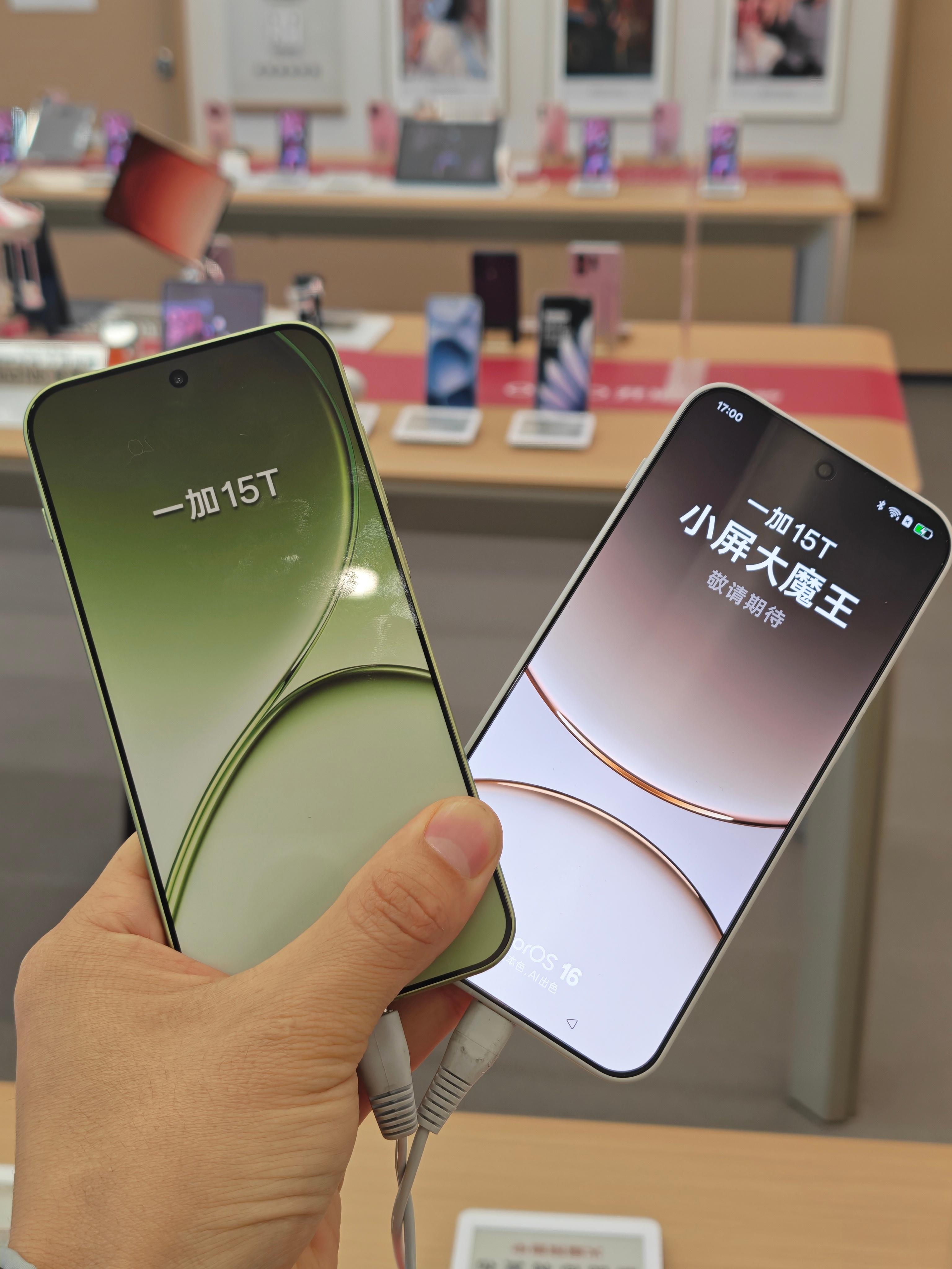 线下提前体验了一下一加15T，手感非常好。可惜系统目前是不能进入状态～估计要等