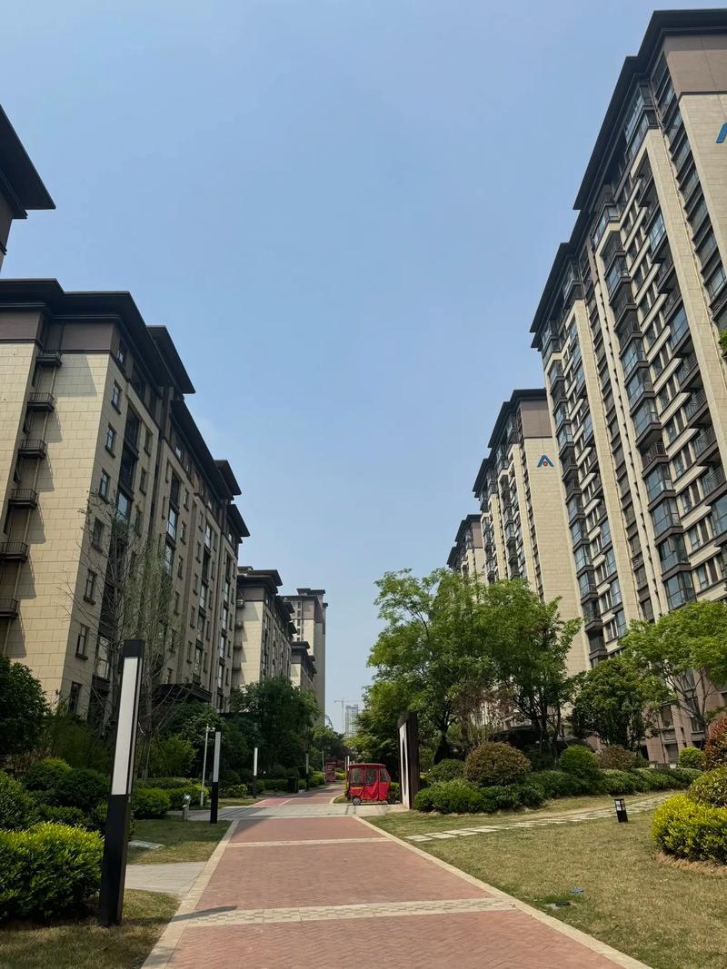 老天放过我吧，我真的跟你没有仇啊！楼上那孩子已经跑了快一个小时了。从客厅跑到