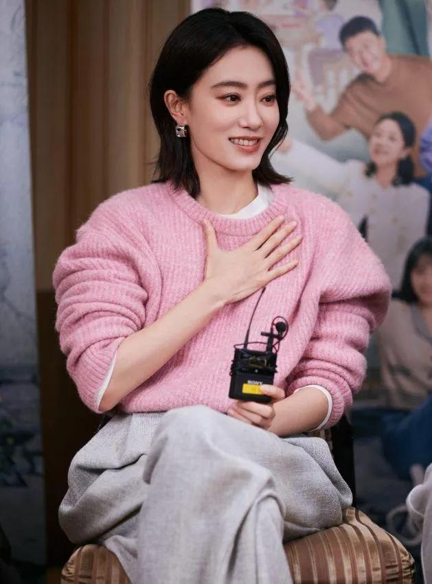 张小斐短发嫩到犯规，粉毛衣配短发太减龄张小斐的短发造型也太惊喜了！利落短发