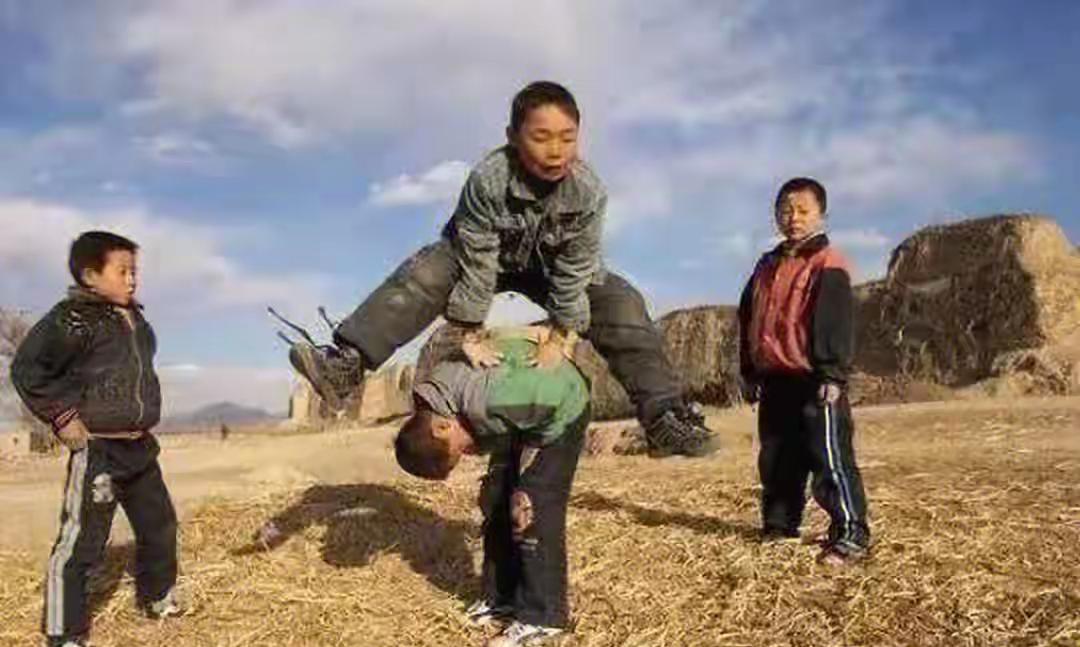 94年我从新疆退伍回老家，路上把座位让一姑娘，没想三年后再相遇那年我二十一岁，