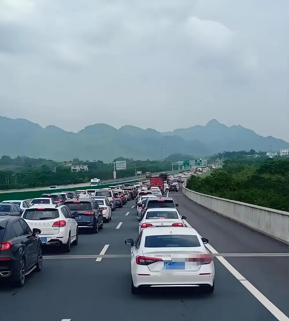 提前两天跑高速？照样堵得你怀疑人生！每年国庆前，总有一群“大聪明”想钻空子