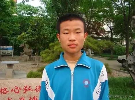 韦东奕，大家都称他为“韦神”，那可是实打实的数学天才。他可是两届国际奥数金牌的得