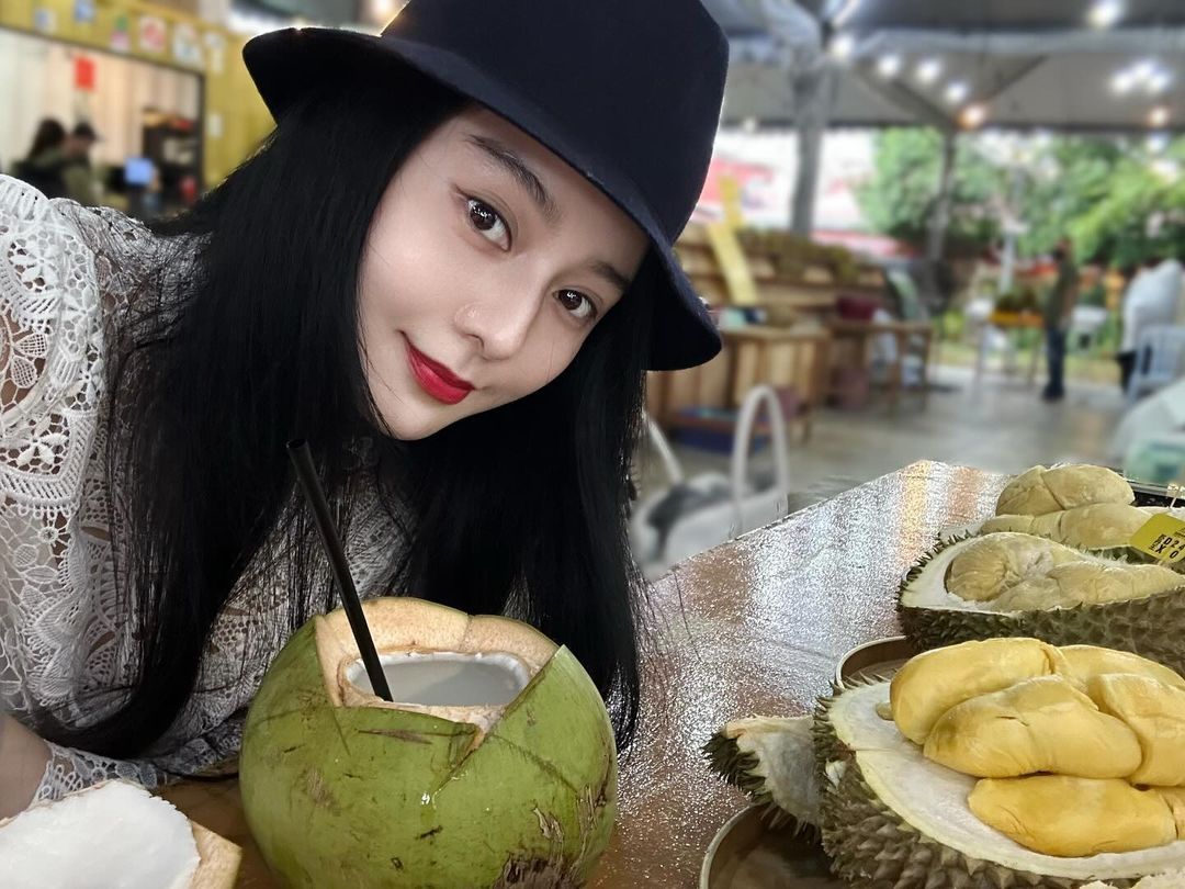 范冰冰在马来西亚美照，榴莲女王。