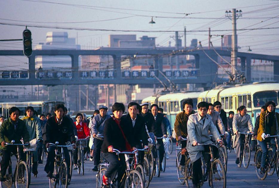 🌛今天的中国这般强大，其实是很反常的，中国本该比现在更穷困、更落后、更弱小