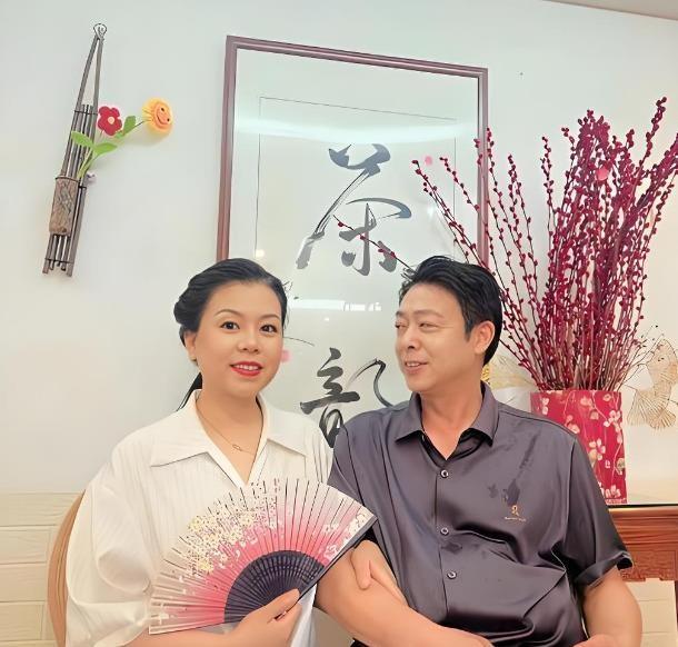 三石把瓷器搬回驻马店、跟杜大娘同框直播这场戏，8月3日已经真刀真枪开播了，杜大娘