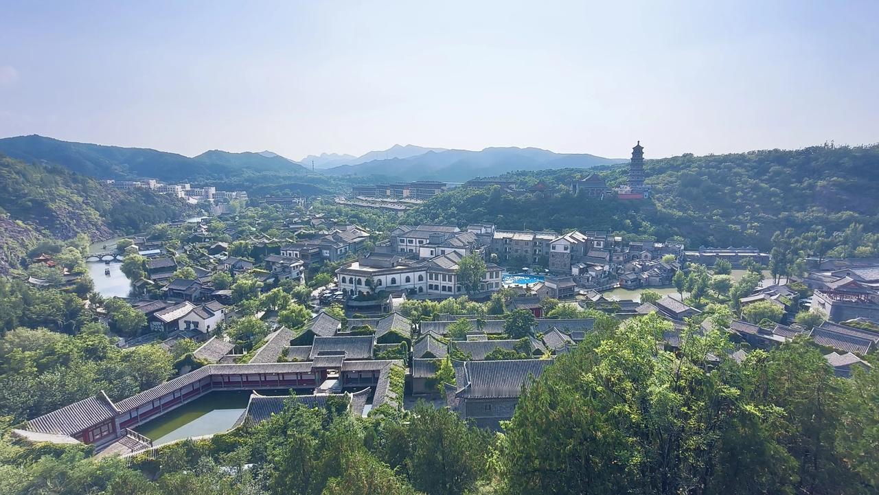浅谈个人身份信息昨天去密云古北水镇旅游，刚刚坐上大巴车，带队导游就要求游客上交