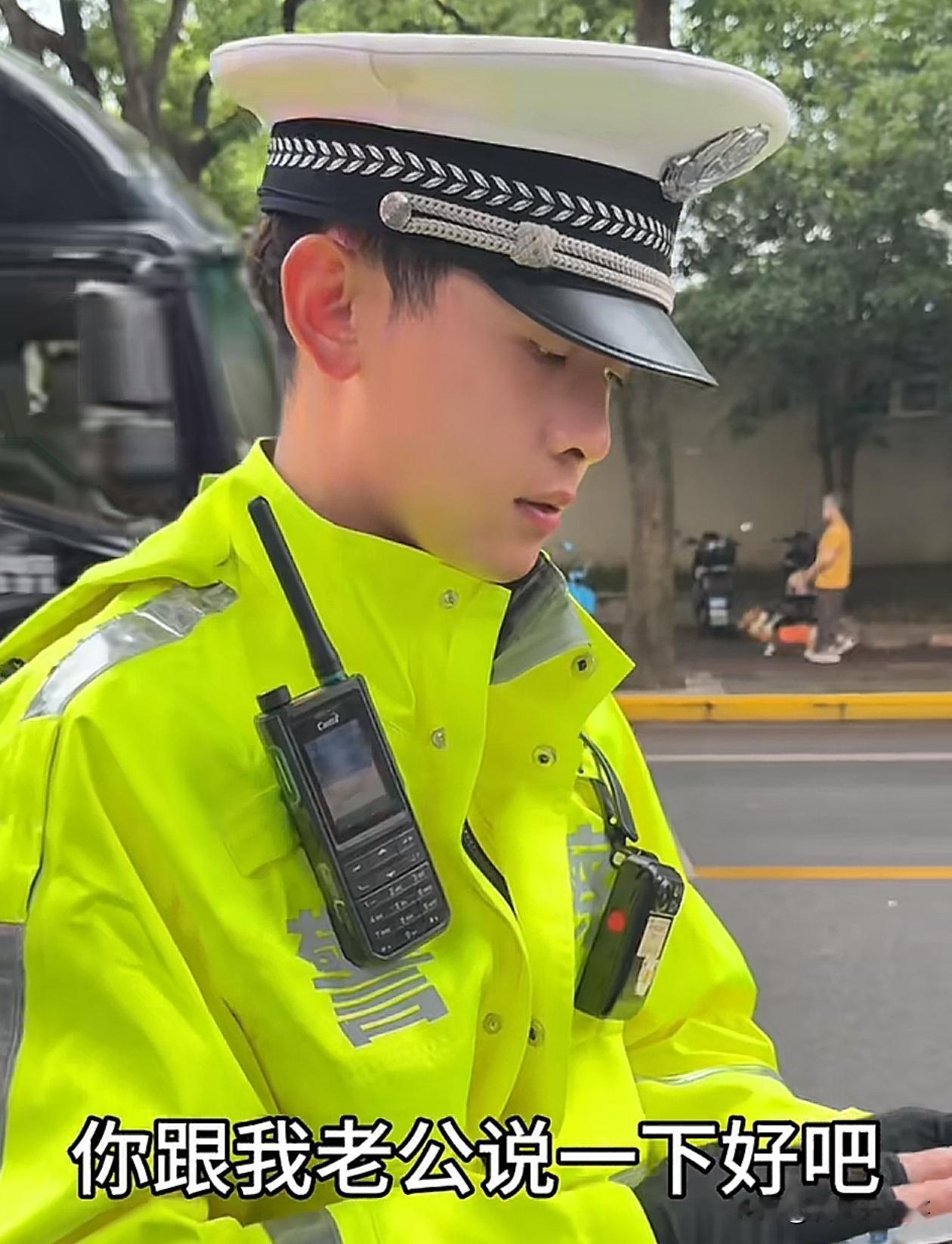 看的都着急！上海，一女子追尾前车，交警到场后，认定女子全责，而且没有保持安全距离