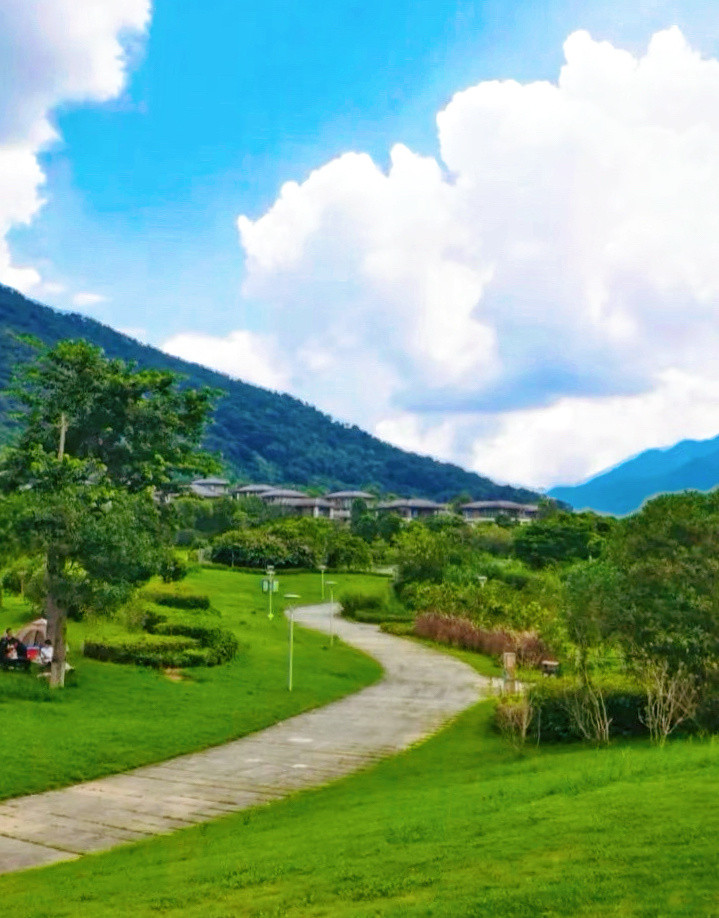 从都湿地公园在广州从化，广州市区开车1小时。公园占地面积很大，在流溪河边，四面环