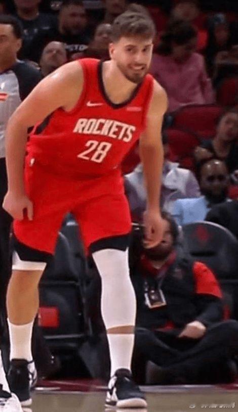 火箭客胜湖人值得一提的是，这波客场之旅👇👇4场输球申京每场比赛平均出手21