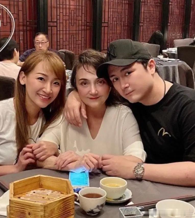 施明设灵前夕再曝家丑，李家鼎称每月给长子5万，长子回应仅1.5万！