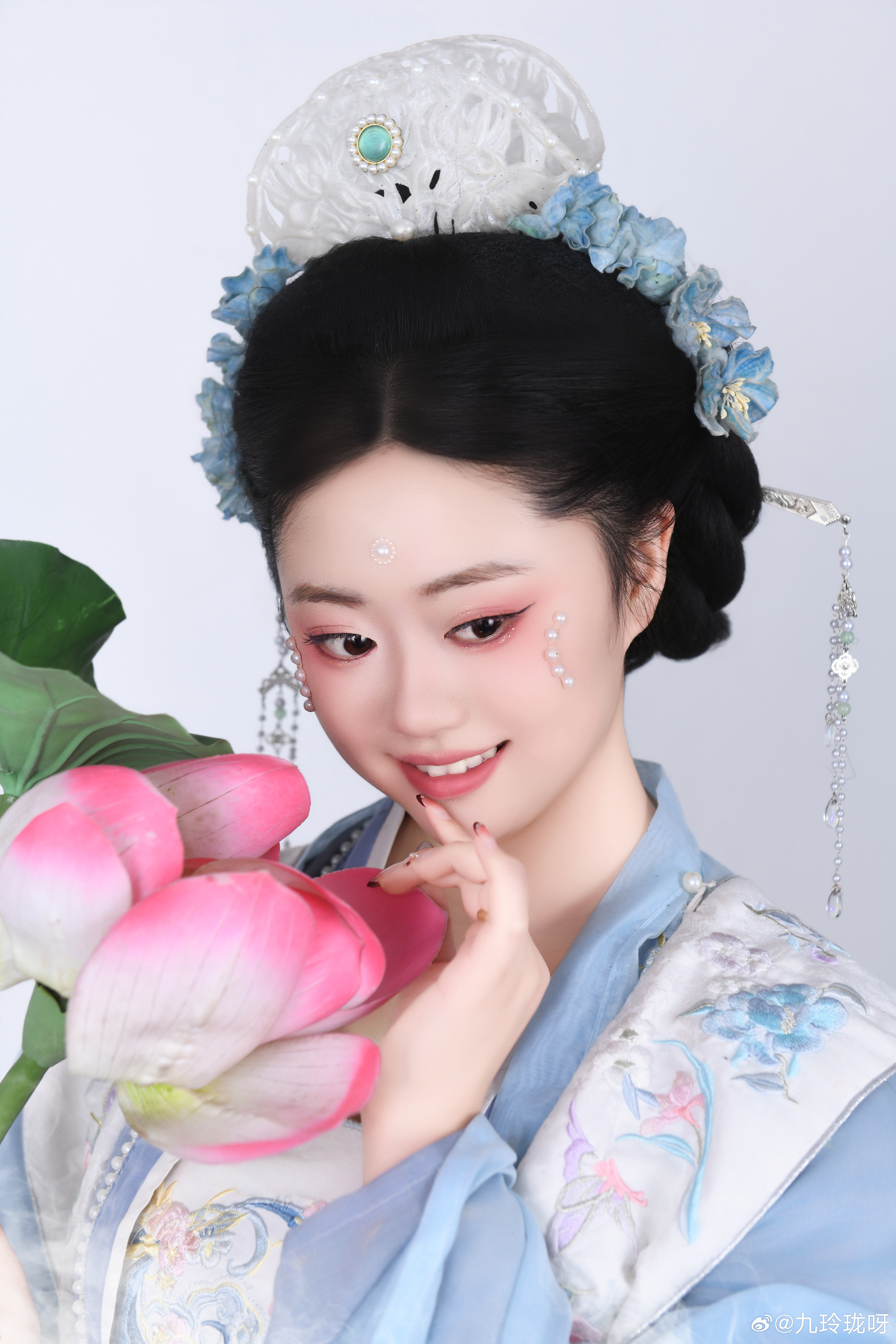 汉服摄影🪷荷花罗裙一色裁，芙蓉向脸两边开。汉服国风吹万里汉服模特