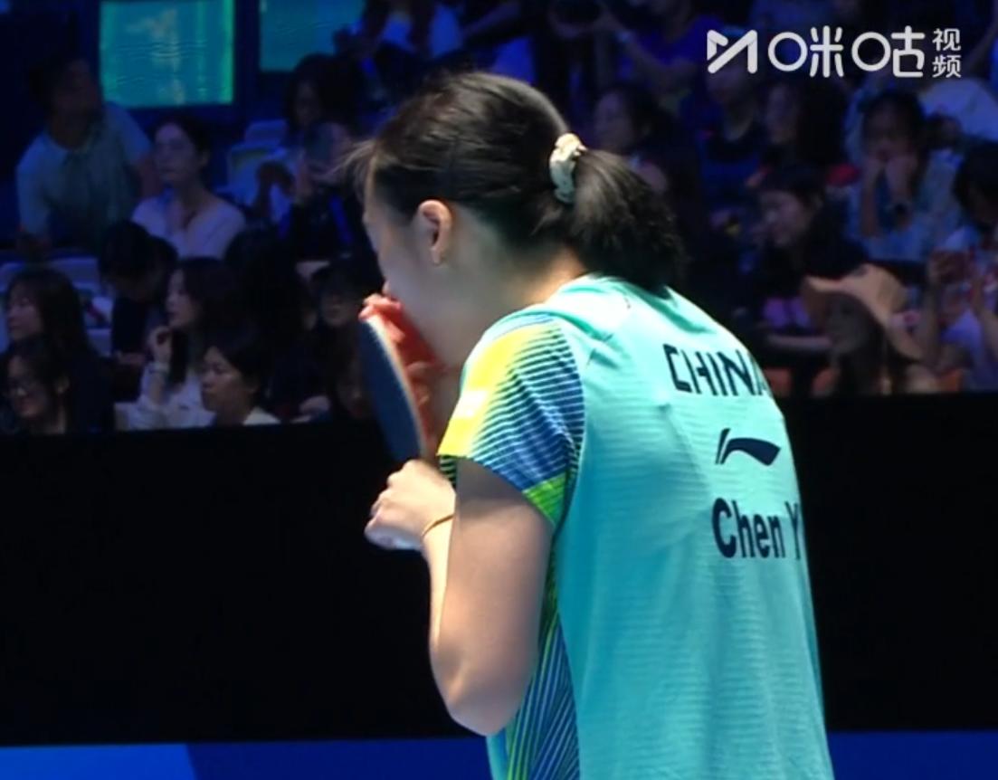 陈熠太可爱了！打早田希娜这么紧张，她还摸了摸耳朵后面，又打了一个球才闻了闻，