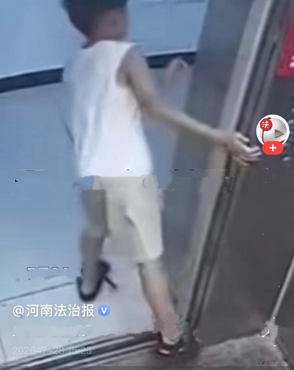 近日，湖北仙桃风和日丽小区，一位女孩提着垃圾袋坐电梯，电梯到30层，上来一个小