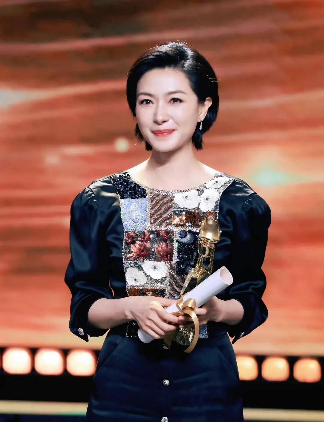 恭喜万茜摘得上海国际电影节金爵奖最佳女主角！上海国际电影节是国内唯一的国际A类