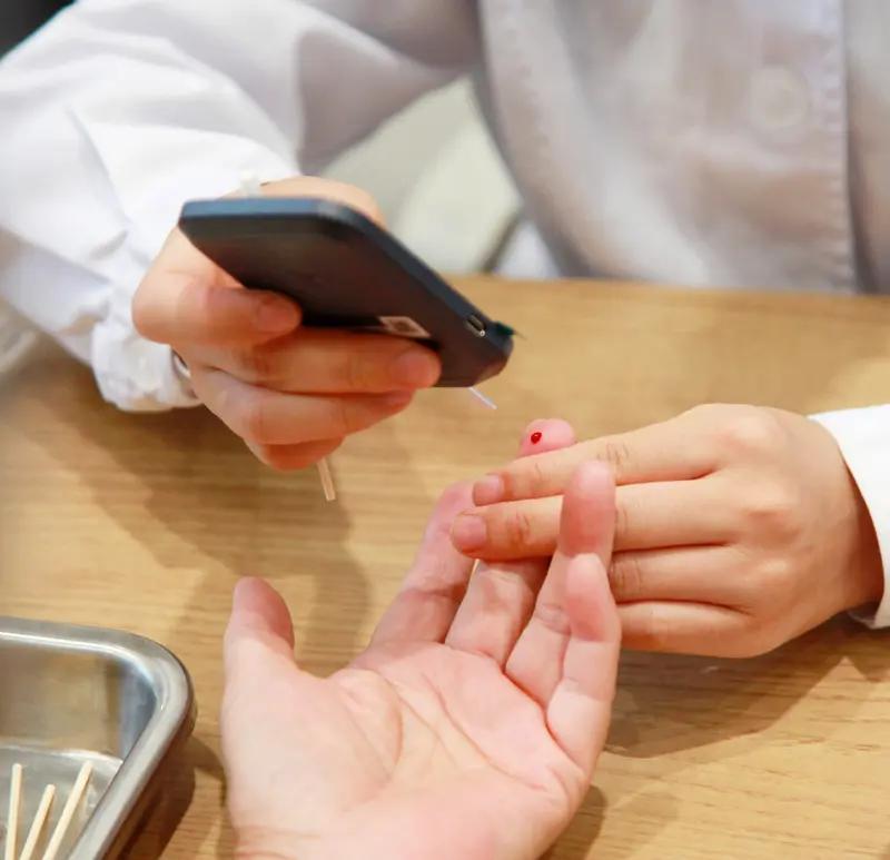 早起空腹血糖7.6，这可不能直接判定就是糖尿病。一般来说，空腹血糖正常范围在