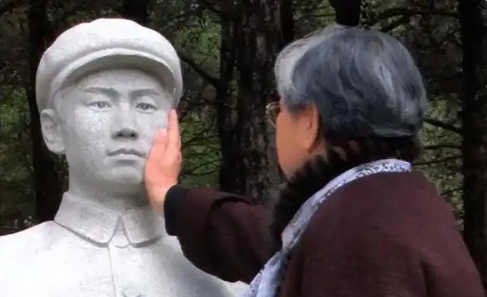“岸英呀，这是我最后一次来看你了，我老了，不能再来看你了，你就在这里安息吧！”2